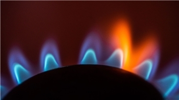 Die Flamme eines Gasherdes brennt in einer Küche - und soll möglichst auch im kommenden Jahr noch brennen können.