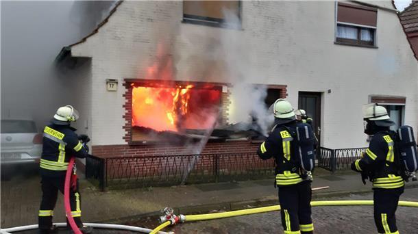 Die Flammen haben das gesamte Zimmer im Erdgeschoss erfasst.