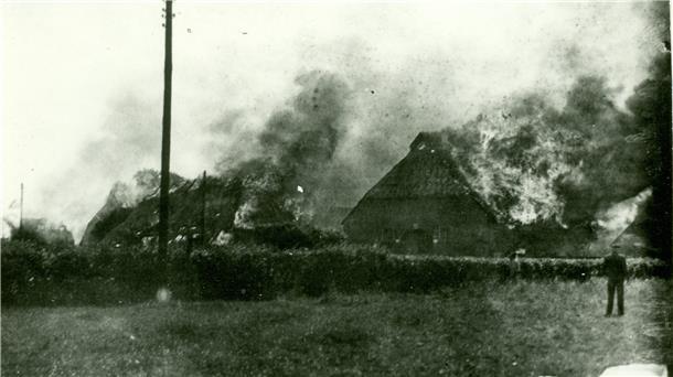 Die Flammen sprangen von Dach zu Dach über. Dicke Rauchschwaden zogen 1936 über den alten Wulsdorfer Ortskern hinweg.