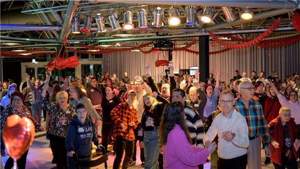 Menschen tanzen auf Flirtparty in den Elbe-Weser Welten.