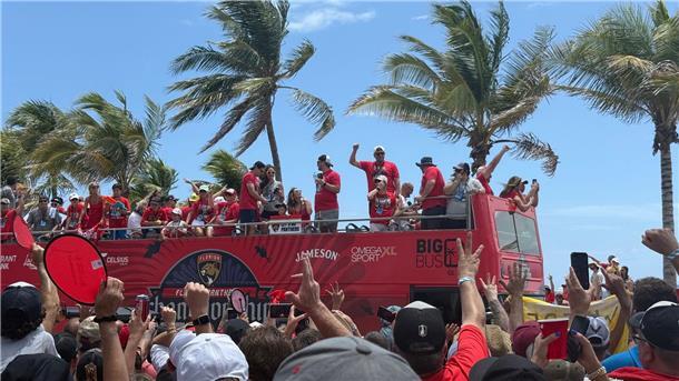 „Wir wollen drei“ - BVB und zigtausende Fans feiern Panthers Die Florida Panthers feiern am Strand von Fort Lauderdale den Stanley-Cup-Sieg.