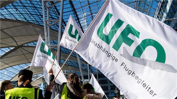 Lufthansa: Ufo ruft Flugbegleiter zu Streik auf Die Flugbegleiter der Unabhängigen Flugbegleiter Organisation (UFO) wollen kommende Woche streiken. (Archivbild)