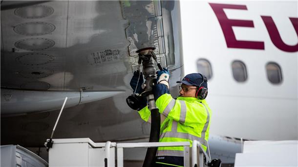 Eurowings will während Lufthansa-Warnstreik normal fliegen Die Fluggesellschaft Eurowings will während des Lufthansa-Warnstreiks volles Programm fliegen.