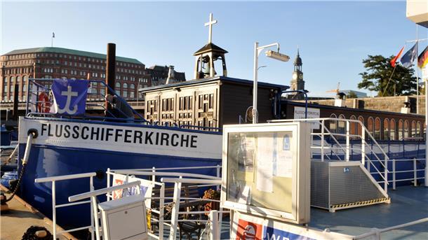 Die Flussschifferkirche, kurz Flusi genannt, liegt nahe der Deichstraße und der Speicherstadt im Hamburger Hafen. Sie dient nicht nur religiösen Zwecken, auch kulturelle Veranstaltungen finden auf dem Kahn statt. 