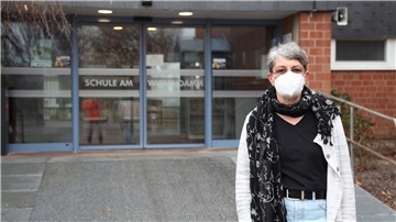 Die Förderschule am Beerster Wiesendamm (im Bild Schulleiterin Petra Berg) platzt aus allen Nähten. 