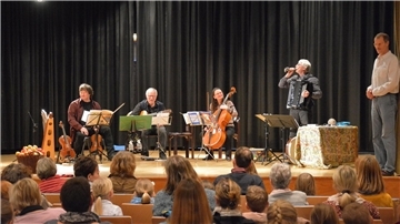Die Folkloregruppe „Vårvindar friska“ (zu Deutsch: frische Frühlingswinde) und der Erzähler Michael Nagel.