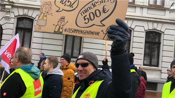 Warnstreiks: Demonstranten ziehen durch Bremerhaven Die Forderungen der Demonstrierenden sind klar: 10,5% mehr oder mindestens 500€ mehr Geld im Monat.