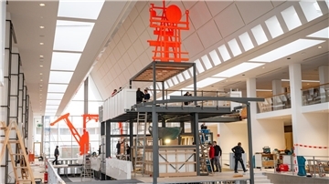Die Forschungsschiff-Installation ist ein fast deckenhoher Hingucker. Sie soll im Mittelpunkt der neuen Ausstellung stehen.