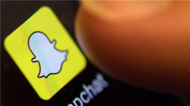 Snap will Geschäft mit digitaler Anprobe ausweiten Die Foto-App Snapchat bietet eine virtuelle Anprobe an. So können Nutzer etwa Sonnenbrillen oder Schuhe im Display an ihrem Körper sehen.
