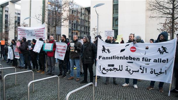 Kritik an Aussetzung des Familiennachzugs – Syrer betroffen Die Frage, ob und in welchem Umfang auch Menschen mit subsidiärem Schutz ihre Angehörigen zu sich nach Deutschland holen dürfen, beschäftigt die Politik seit Jahren. (Archivbild)