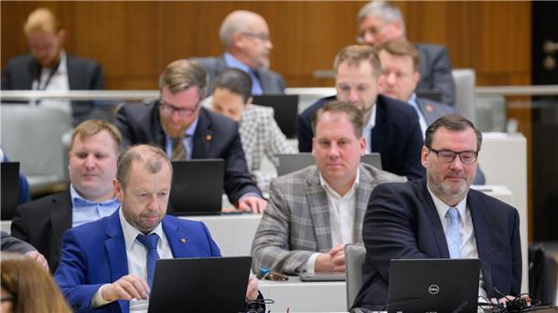 Die Fraktion der AfD mit Stefan Marzischewski (vorne links), Klaus Wichmann (vorne rechts), Jens-Christoph Brockmann (2. Reihe links) und Peer Lilienthal (2. Reihe rechts) sitzt im niedersächsischen Landtag.