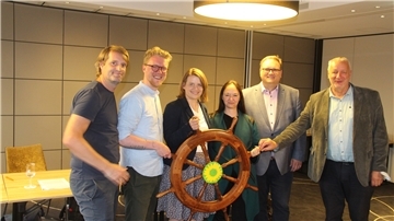 Die Fraktionsspitzen der Grünen aus Norddeutschland präsentieren in Cuxhavens Donners Hotel ihre gemeinschaftliche Hafenpolitik: (von links) Dominik Lorenzen (Hamburg), Lasse Petersdotter (Schleswig Holstein), Julia Willie Hamburg (Niedersachsen), Jenny Jasberg (Hamburg), Björn Fecker (Bremen) und Dr. Harald Terpe, (Mecklenburg-Vorpommern).