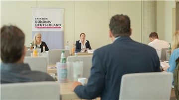 Die Fraktionsvorsitzende der Fraktion Bündnis Deutschland, Julia Tiedemann, und ihre Stellvertreterin, Sandra Brinkmann, stellen das Sparkonzept am Mittwoch vor.
