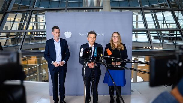 Koalition vereinbart „Leitplanken“ zum Heizungsgesetz Die Fraktionsvorsitzenden Christian Dürr (l, FDP), Rolf Mützenich (m, SPD) und Katharina Dröge (r, Bündnis 90/Die Grünen), sprechen über den Entwurf für die Novelle des Gebäudeenergiegesetzes (GEG) nach den Sitzungen der Fraktionen im Deutschen Bundestag.