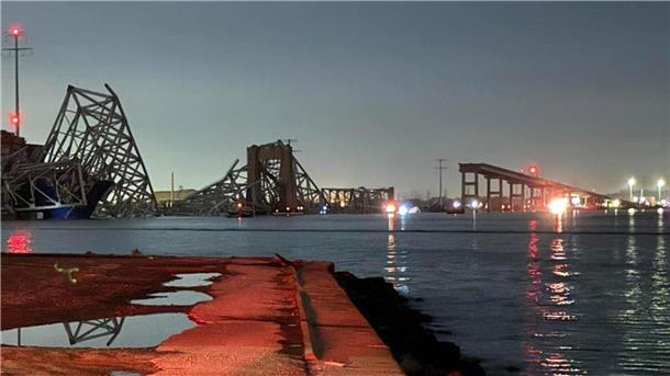 Die Francis Scott Key Bridge ist teilweise eingestürzt, nachdem ein Containerschiff sie am gerammt hatte.