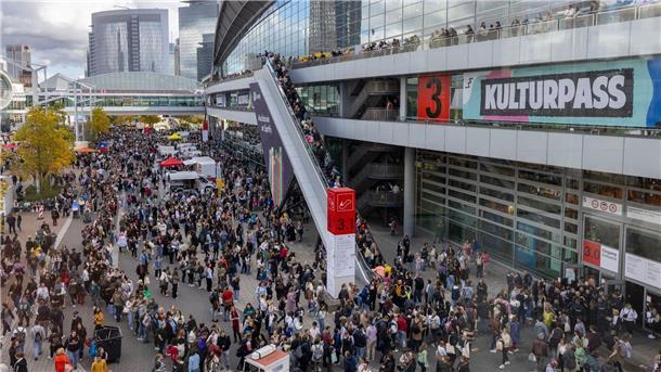 Buchmesse verlängert Vertrag für Standort Frankfurt bis 2028 Die Frankfurter Buchmesse bleibt auf dem Messegelände der Mainmetropole.