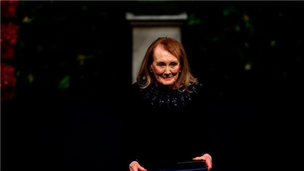 Die französische Autorin Annie Ernaux bei der Nobelpreisverleihung in der Konzerthalle.