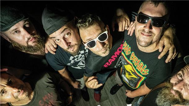 Das ist am Wochenende in Bremerhaven und dem Landkreis Cuxhaven los Die französische Band La Brigade Du Kif bringt mit ihrer energiegeladenen Mischung aus Ska, Rock, Swing und Punk das Publikum im Pferdestall zum Tanzen.