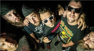 Die französische Band La Brigade Du Kif tritt im Pferdestall auf.