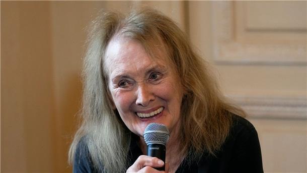 Die französische Schriftstellerin Annie Ernaux äußert sich nach der Verleihung des Literaturnobelpreises auf einer Pressekonferenz in Paris.