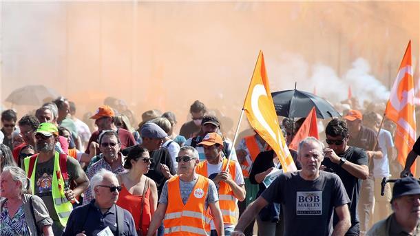 Die französischen Gewerkschaften haben erneut gegen das höhere Renteneintrittsalter zum Protest aufgerufen.