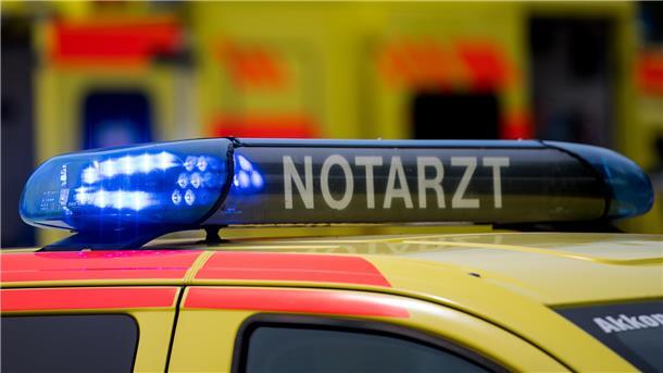Die Frau musste nach der notärztlichen Erstversorgung mit einem Rettungswagen in ein Krankenhaus gefahren werden.