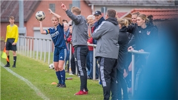 Die Frauen des FC Geestland (hier Henrike Harbers beim Einwurf) gewannen ihr letztes Saisonspiel.