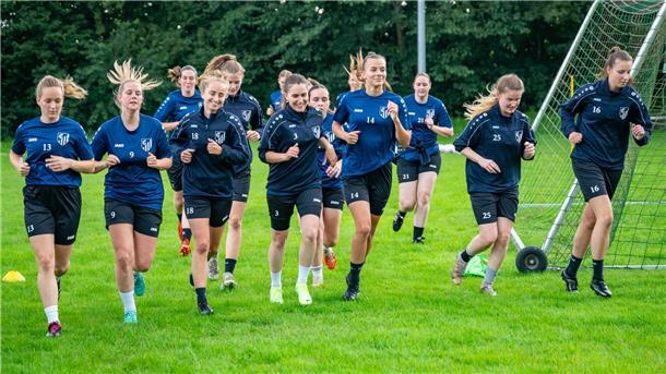 Die Frauen-Fußballmannschaft des FC Geestland bringt sich in Elmlohe für die Oberliga-Saison in Form.
