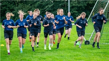 Die Frauen-Fußballmannschaft des FC Geestland bringt sich in Elmlohe für die Oberliga-Saison in Form.