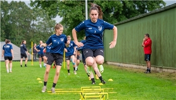 Die Frauen-Fußballmannschaft des FC Geestland ist gut in die Saison gestartet.
