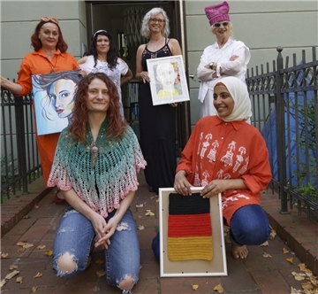 Die Frauen der Kunst-Ausstellung „Weil wir Mädchen sind“ vor dem Eingang der Galerie Goethe45