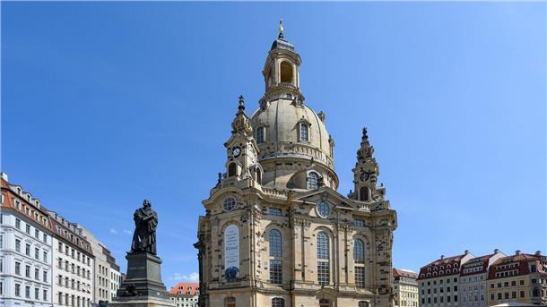 „Gemeinsam wachsam“ - Aufruf zu Menschenkette in Dresden Die Frauenkirche und das Martin-Luther-Denkmal in Dresden.