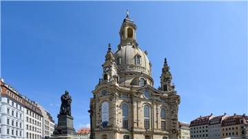 Die Frauenkirche und das Martin-Luther-Denkmal in Dresden.