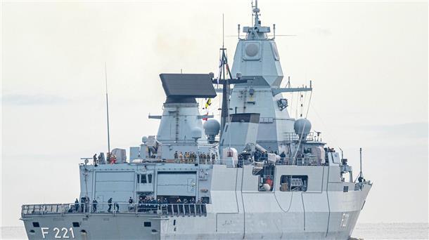 Die Fregatte „Hessen“ läuft aus dem Hafen aus.