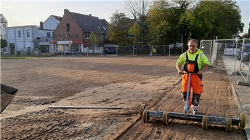 Die Freifläche am Peterleeplatz wird hergerichtet für Eisbahn und den Weihnachtsmarkt. Ende November soll die Eisbahn eröffnet werden.