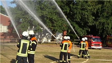 Männer der Freiwilligen Feuerwehren üben sich im Brandlöschen.
