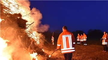 Die Freiwillige Feuerwehr Reitland zieht das Osterfeuer (Archivbild) nach dem Ende aller Coronabeschränkungen wieder ganz groß auf.