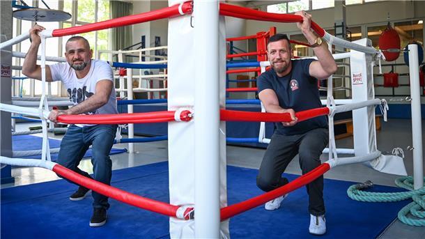 Die Freude ist groß: Marco Blome (rechts) und Mohamed Zaher vom Weser-Boxring-Vorstand freuen sich darauf, wieder öffnen zu dürfen.