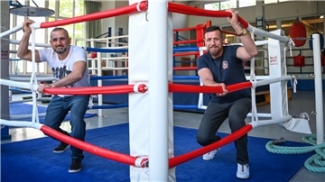 Die Freude ist groß: Marco Blome (rechts) und Mohamed Zaher vom Weser-Boxring-Vorstand freuen sich darauf, wieder öffnen zu dürfen.