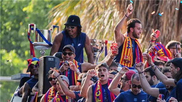 Barças Meisterteam im offenen Bus von Tausenden gefeiert Die Freude kannte keine Grenzen.