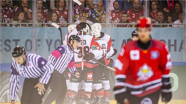 Die Freude über den späten Ausgleich hielt bei Spielern und Fans der Fischtown Pinguins nicht lange. Nur wenig später traf der HC Lausanne nach einem Fehler in der Bremerhavener Defensive zum 2:1. Fotos: 