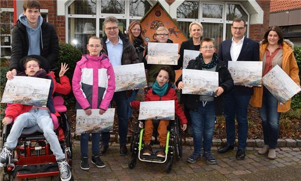 Die Freude über die Adventskalender des Rotary-Clubs ist bei Kindern und Jugendlichen der Helga-Leinung-Schule der Lebenshilfe stets groß.