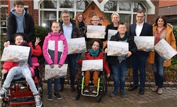 Die Freude über die Adventskalender des Rotary-Clubs ist bei Kindern und Jugendlichen der Helga-Leinung-Schule der Lebenshilfe stets groß.