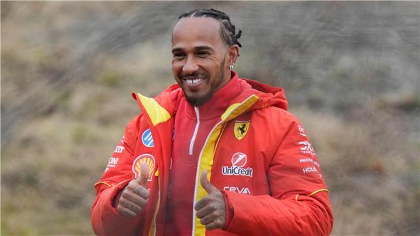 „Mit dem breitesten Lächeln“ - Hamilton-Mission hat begonnen Die Freude über seine ersten Kilometer für Ferrari ist Hamilton deutlich anzusehen.