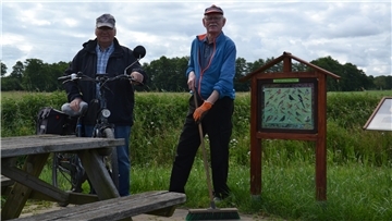 Die Freunde Gerhard Maxin und Hermann Hilken (links) steuern seit zehn Jahren zweimal pro Woche den Rastplatz an der Auebrücke bei Hesedorf an und sorgen dort für Sauberkeit – freiwillig. 