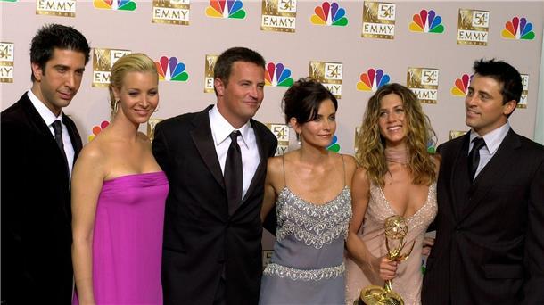 Die Friends“-Stars David Schwimmer (l-r), Lisa Kudrow, Matthew Perry, Courteney Cox, Jennifer Aniston und Matt LeBlanc bei den 54. Primetime Emmy Awards in Los Angeles (2002).