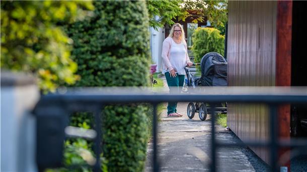 Die frisch gebackene Mama Christin Engel aus Bremerhaven muss aktuell in Quarantäne verweilen. Im Klinikum Reinkenheide lag sie nach der Entbindung mit einer mutmaßlich Corona-Infizierten zusammen. Ein Test bescheinigt Engel dennoch ein negatives Ergebnis. Zur Sicherheit musste der Fotograf ihr Porträt mit Abstand und außerhalb mit Blick auf ihr Grundstück aufnehmen, um die Quarantäneregeln einzuhalten.