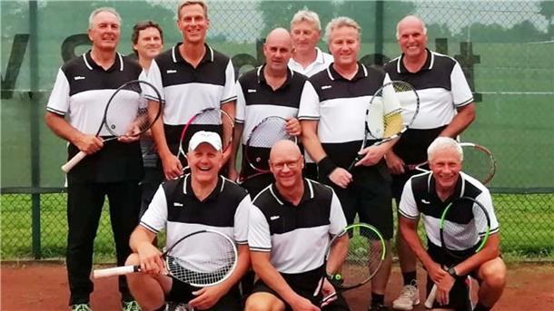 Die frischgebackenen Meister: Hauke Christiansen (vorne von links), Thees Schnibben und Rainer Nerstheimer sowie Joachim Korf (hinten von links), Niels Andresen, Dr. Torben Meyer, Hinner-Jan Wahls-Seedorf, Renke Jacobs, Dieter Schrirmacher und Heinz Martin Behrmann. Es fehlt Peter Aschen.