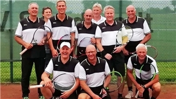 Die frischgebackenen Meister: Hauke Christiansen (vorne von links), Thees Schnibben und Rainer Nerstheimer sowie Joachim Korf (hinten von links), Niels Andresen, Dr. Torben Meyer, Hinner-Jan Wahls-Seedorf, Renke Jacobs, Dieter Schrirmacher und Heinz Martin Behrmann. Es fehlt Peter Aschen.