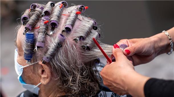 Die Friseure dürfen unter strengen Auflagen öffnen. In Bremerhaven sind mehrere Behörden beteiligt, wenn es darum geht, auf einen Verstoß zu reagieren. Die Absprache braucht Zeit.